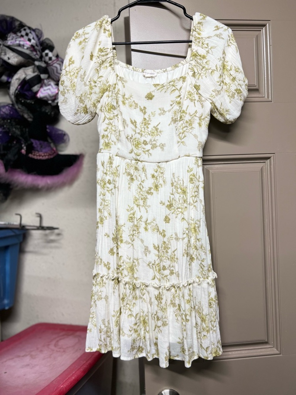 ❤️White Floral Puff-Sleeve Tiered Dress white and green. Brand blu pepper